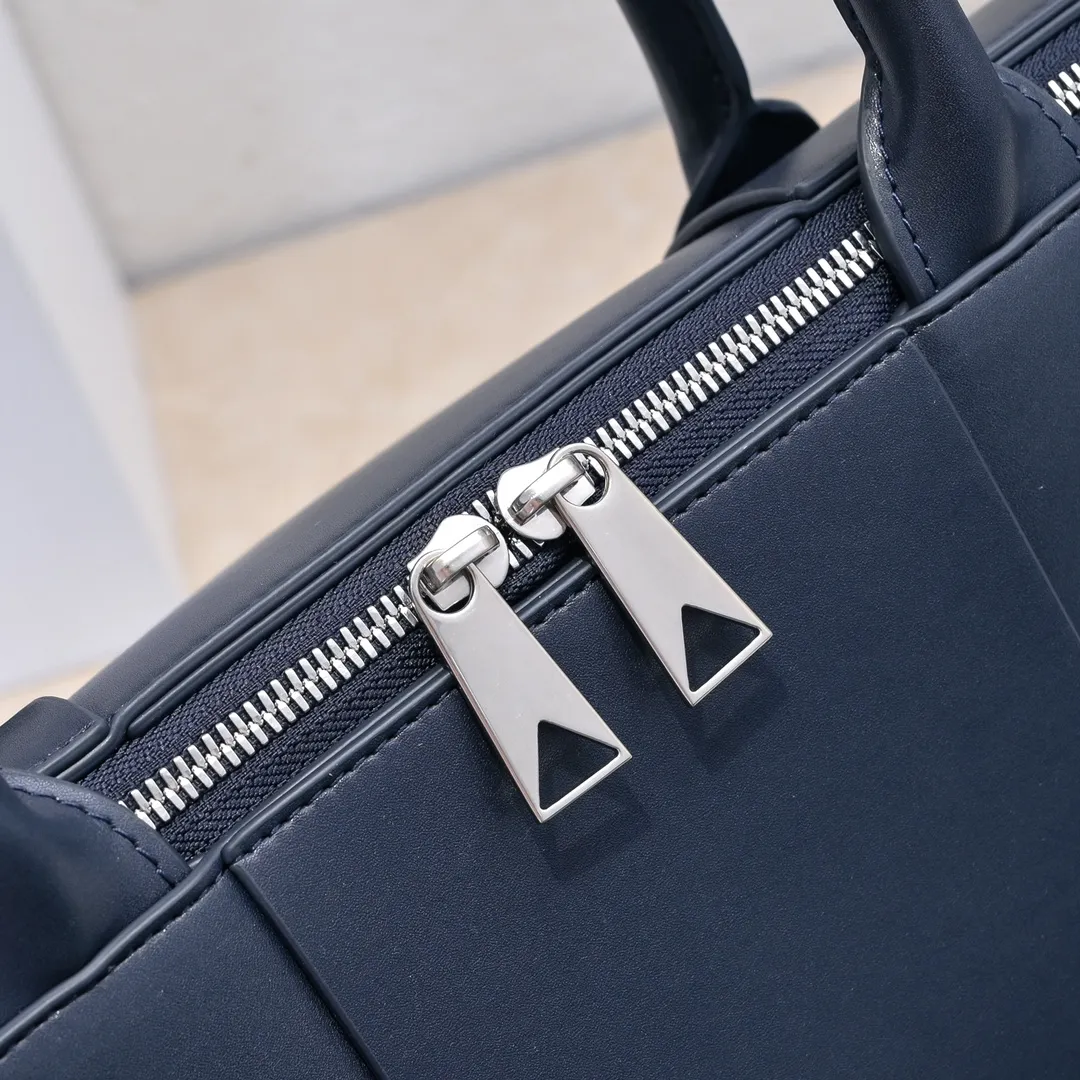 Batch 1880 Bottega Veneta large-lattice men's briefcase. The briefcase is a "value-for-money equipment" that all boys must have as soon as they step out of school. Whether you need to go to the office or go out to discuss business, nothing can better reflect your good taste and financial strength than a simple and elegant briefcase. It can be carried on one shoulder or cross-body to meet your different needs. The capacity is also super 🉑️ Style number: 6801 Size: 36*24*7.5cm